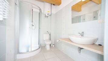 Cabane, 2 chambres | Salle de bain | Douche, serviettes fournies