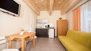 Cabane, 2 chambres | Coin séjour | Télévision à écran plat