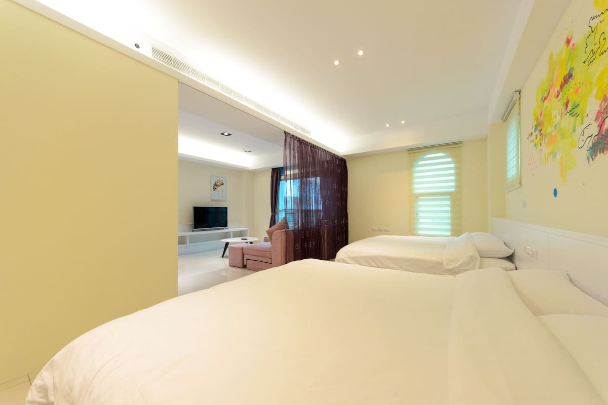 Quarto quádruplo conforto (201) | Roupas de cama premium, frigobar (abastecido com itens grátis)