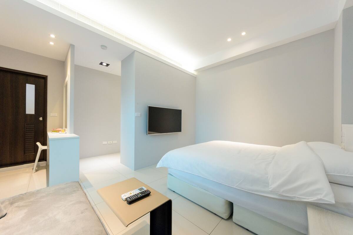 Quarto casal (202) | Roupas de cama premium, frigobar (abastecido com itens grátis)