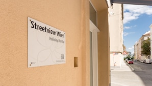 Señal que indica 'Streetview Wien' con disponibilidad de alquiler vacacional.