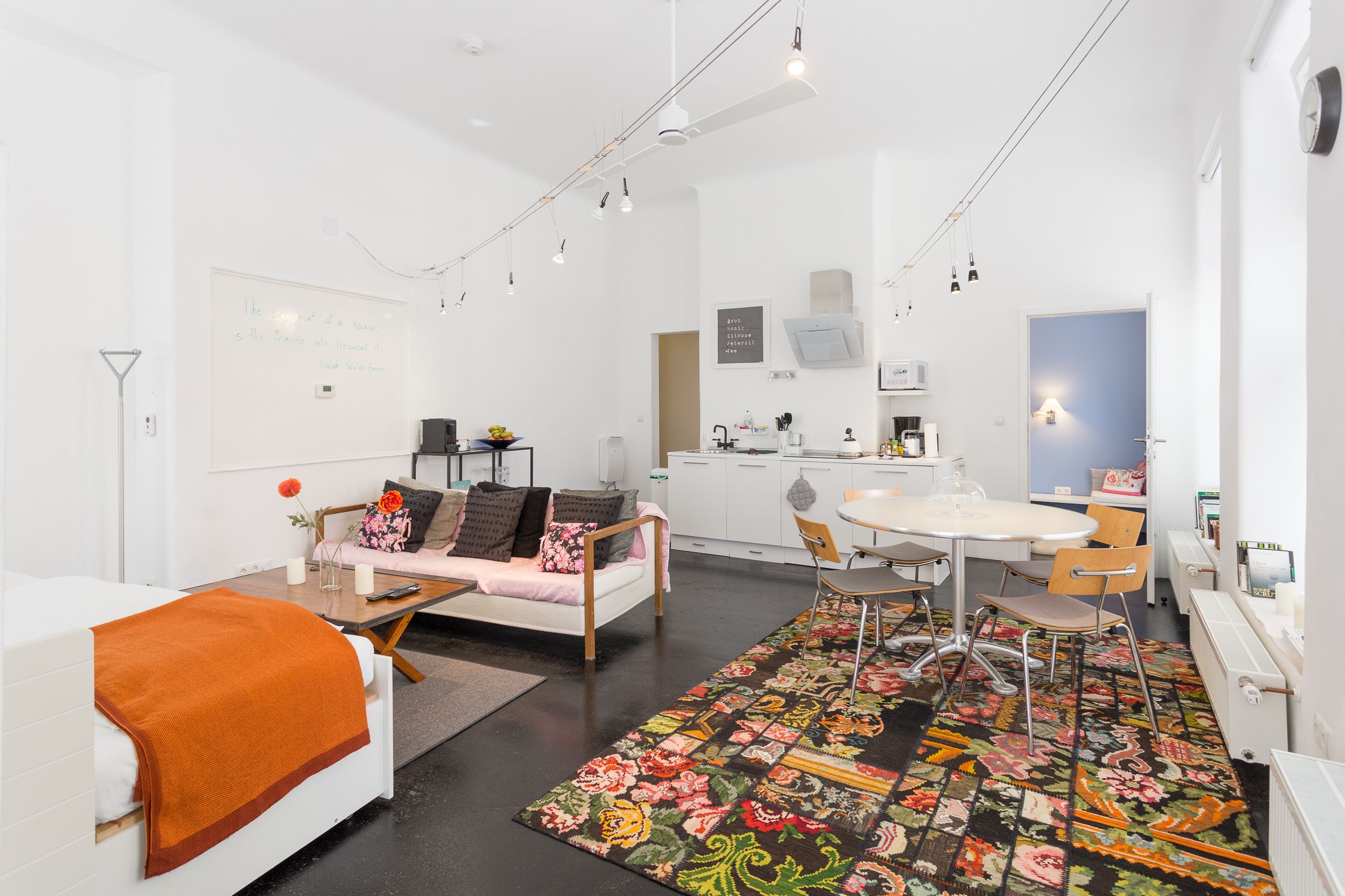 Premium-Apartment, 1 Schlafzimmer, Küche, Erdgeschoss (inklusive Endreinigungsgebühren)   | Wohnbereich | Smart-TV, Bücher, aktuelle Filme