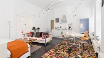 Premium-Apartment, 1 Schlafzimmer, Küche, Erdgeschoss (inklusive Endreinigungsgebühren) | Wohnbereich | Smart-TV, Bücher, aktuelle Filme