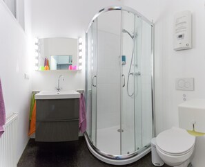 Condo Prestige, 1 chambre, cuisine, rez-de-chaussée (Premium Apartment, 1 Bedroom, Kitchen) | Salle de bain | Douche, articles de toilette (gratuits), séchoir à cheveux, pantoufles