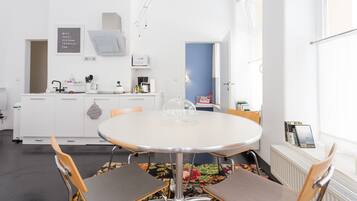 Premium-Apartment, 1 Schlafzimmer, Küche, Erdgeschoss (inklusive Endreinigungsgebühren)   | Wohnbereich | Smart-TV, Bücher, aktuelle Filme