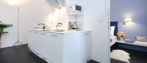 プレミアム コンドミニアム 1 ベッドルーム キッチン 1 階 (Premium Apartment, 1 Bedroom, Kitchen) | 専用キッチン | 冷蔵庫、電子レンジ、エスプレッソマシン、コーヒー / ティーメーカー