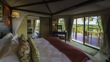 عناصر مجانية داخل الميني بار وخزنة داخل الغرفة ومكتب وملاءات أسرّة