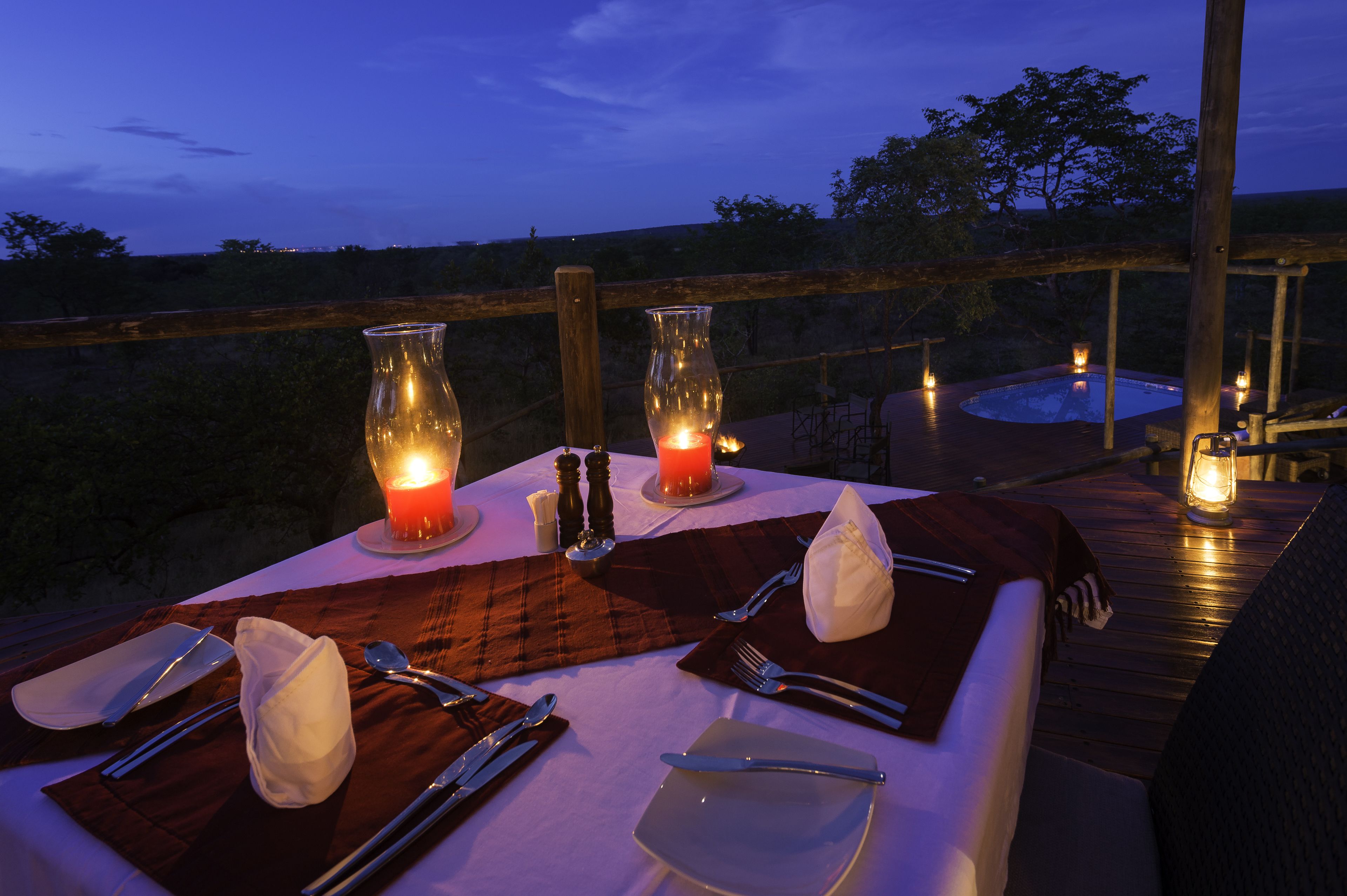 Frokost, lunsj og middag serveres, lokale og internasjonale retter 