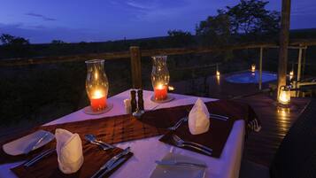 حيث تُقدم وجبات الإفطار، الغداء، العشاء، خيارت الطبخ المحلي والعالمي