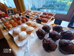 Sudah termasuk sarapan prasmanan setiap hari