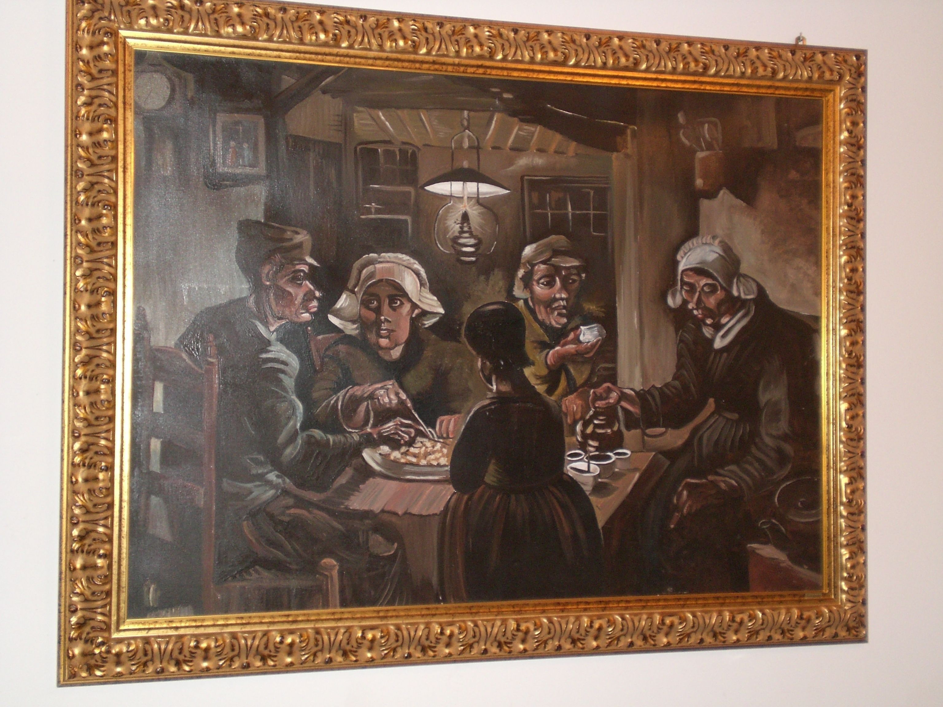 Een schilderij van een groep mensen die rond een tafel zitten, mogelijk in een eetkamer of keuken.