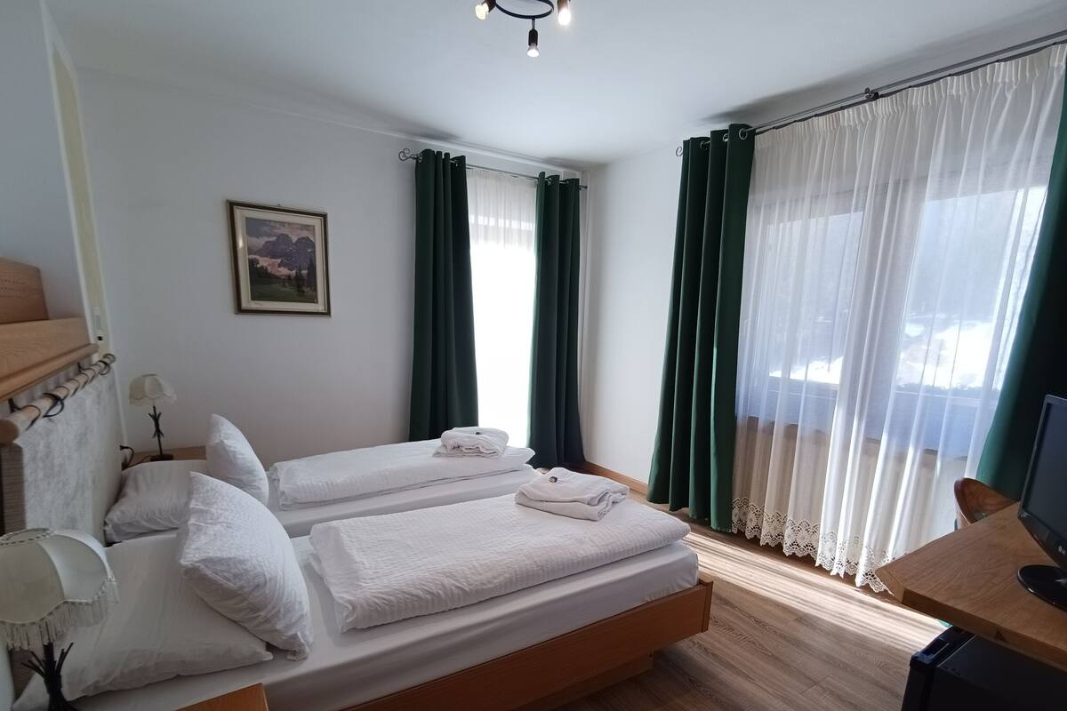 double room | premium bedding, minibar, in-room safe, desk