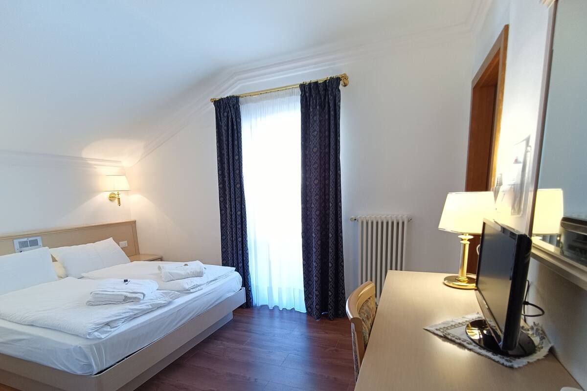 Habitación familiar | Ropa de cama de alta calidad, minibar, caja fuerte y escritorio