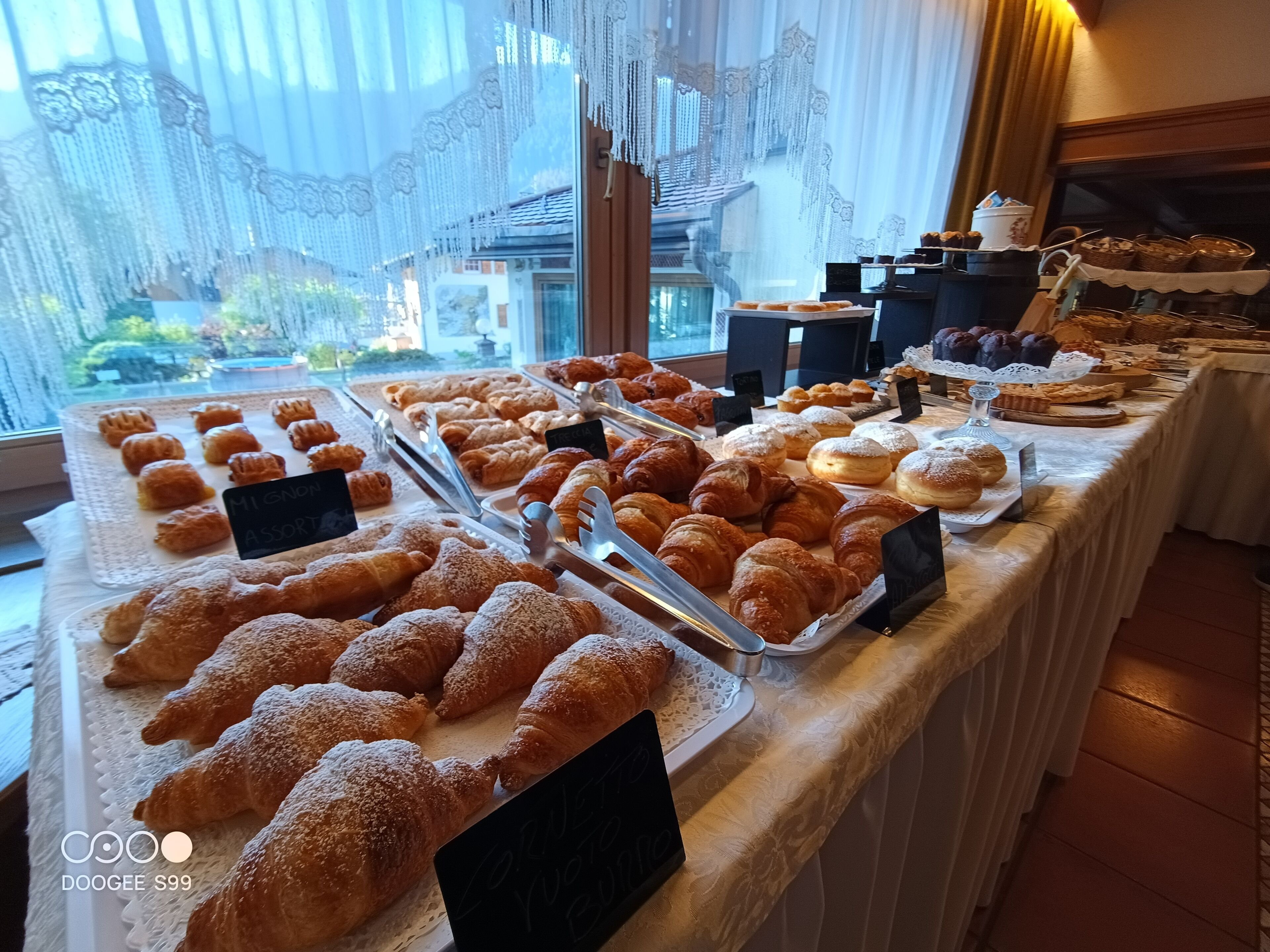 Café da manhã com buffet grátis todos os dias