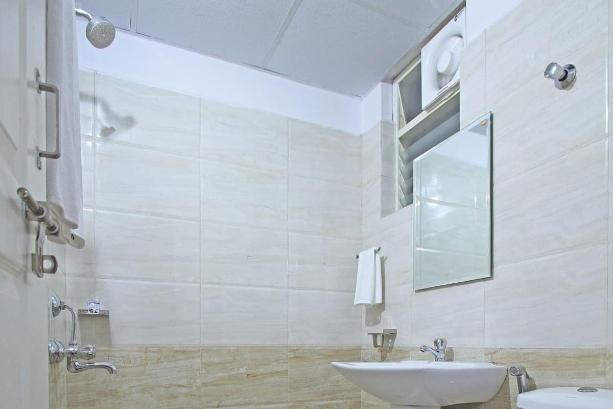 Un baño con inodoro, lavamanos y ducha.