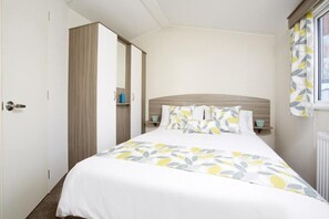 コンフォート モバイルホーム 2 ベッドルーム 1 階 | 1 室のベッドルーム、高級寝具、アイロン / アイロン台、ベッドシーツ