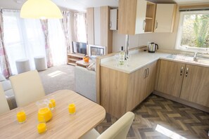 Flat-screen TV, fireplace - Moffat Manor Holiday Resort (Moffat)