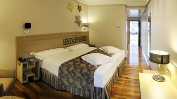 Minibar, värdeförvaringsskåp på rummet och skrivbord