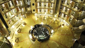 A multi-level atrium with a central circular area featuring seating and a glass floor. - Cumbria Spa & Hotel (Ciudad Real)