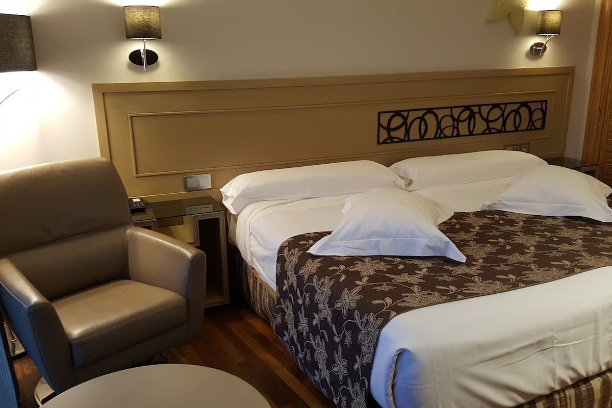 minibar, in-room safe, desk, blackout curtains