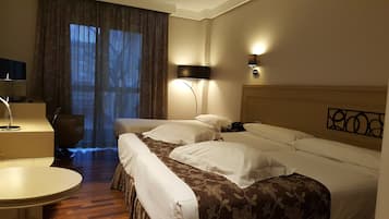 Een minibar, een kluis op de kamer, een bureau, verduisterende gordijnen