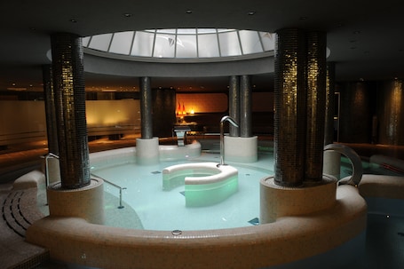 Un sauna, una bañera de hidromasaje, baño turco/hammam