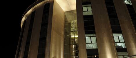 Un edificio moderno con el nombre 'CUMBRIA' iluminado en la parte superior.