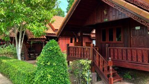 Una casa de madera tradicional con balcón y un cartel que indica la habitación C08.