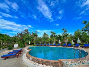 Superior Double Room | Living area | 32-inch TV with satellite channels, pay movies - Diamond Beach Resort (Krabi)