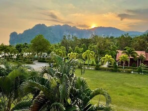 Cortinas blackout, wifi gratis y ropa de cama