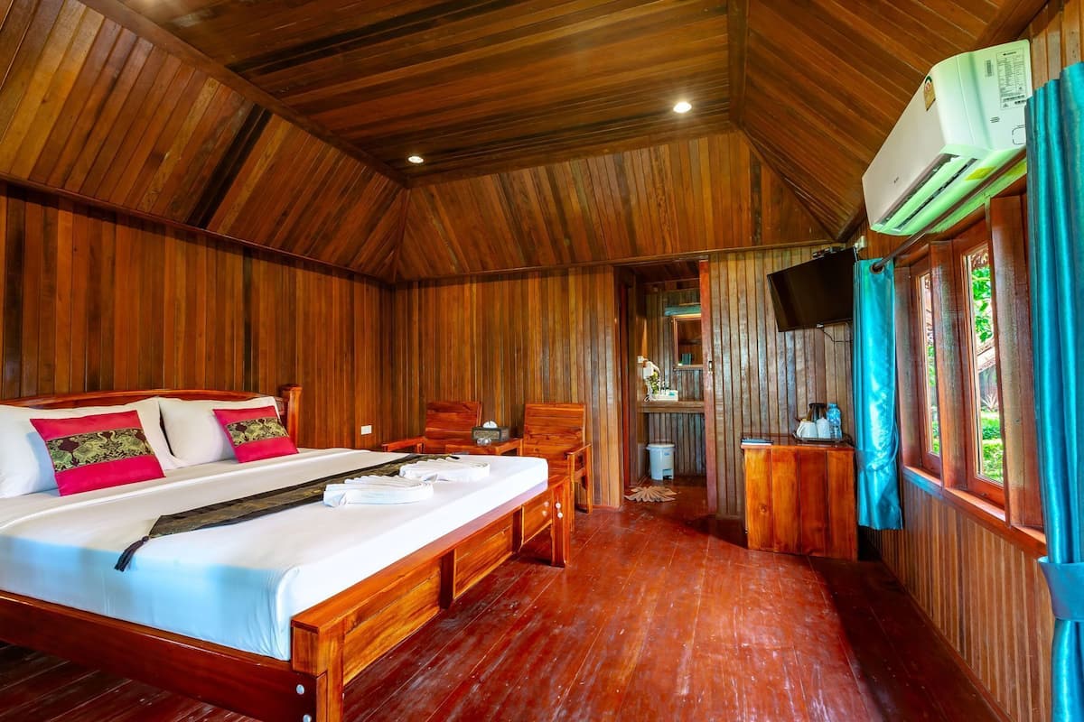 Cortinas opacas, wifi gratis, ropa de cama