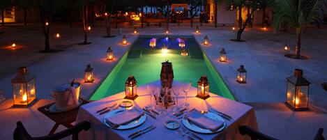 Alberca al aire libre y camastros