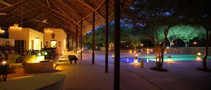 Outdoor pool, sun loungers - The Red Pepper House (Lamu)