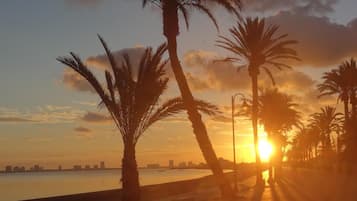 Una playa cerca, 3 bares en la playa