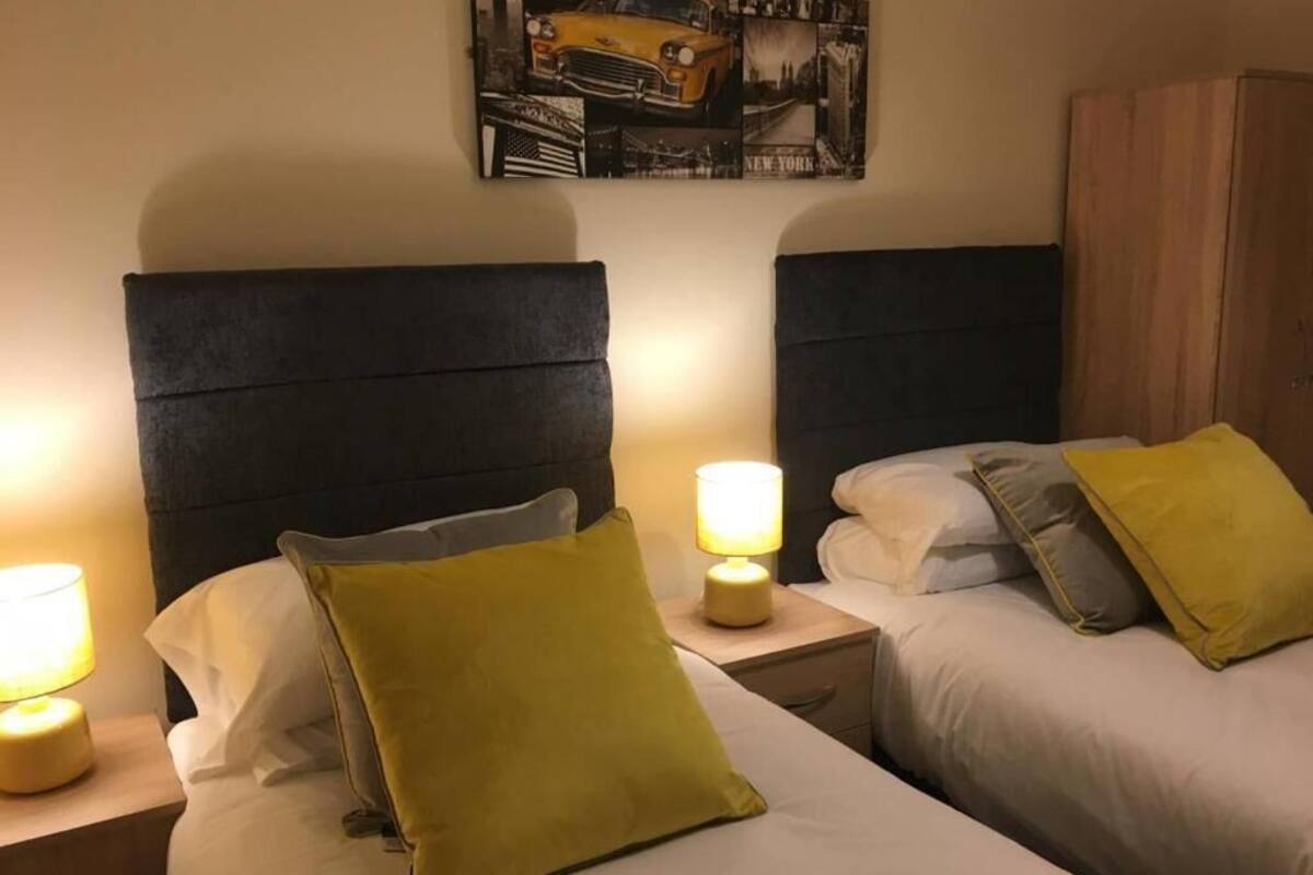 5 bedrooms, desk, iron/ironing board, free wifi