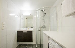 Shower, free toiletries, towels