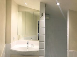 Shower, free toiletries, hair dryer, towels