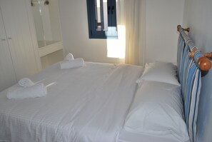 2-Family Apartment, 1 Bedroom | 1 sovrum, värdeförvaringsskåp på rummet och individuell inredning
