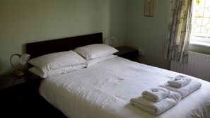 Double Room, Bathtub (English) | Iron/ironing board, free WiFi, bed sheets