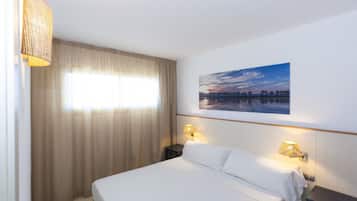 1 chambre, bureau, rideaux occultants, fer et planche Ă repasser