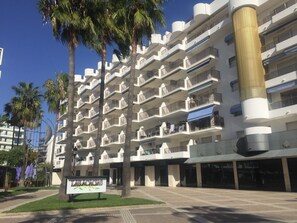 A multi-story hotel with balconies, palm trees, and a sign reading "Las Acacias". - Acacias Apartamentos Salou (Salou)