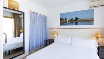 Leilighet, 1 soverom, terrasse | 1 soverom, skrivebord, blendingsgardiner og strykejern/-brett