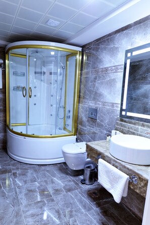 Suite Deluxe, baignoire Ă jets | Articles gratuits dans le mini-bar, coffres-forts dans les chambres