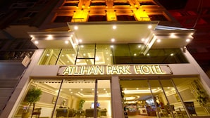 El exterior del Hotel Atlihan Park, con su señalización iluminada y arquitectura moderna.