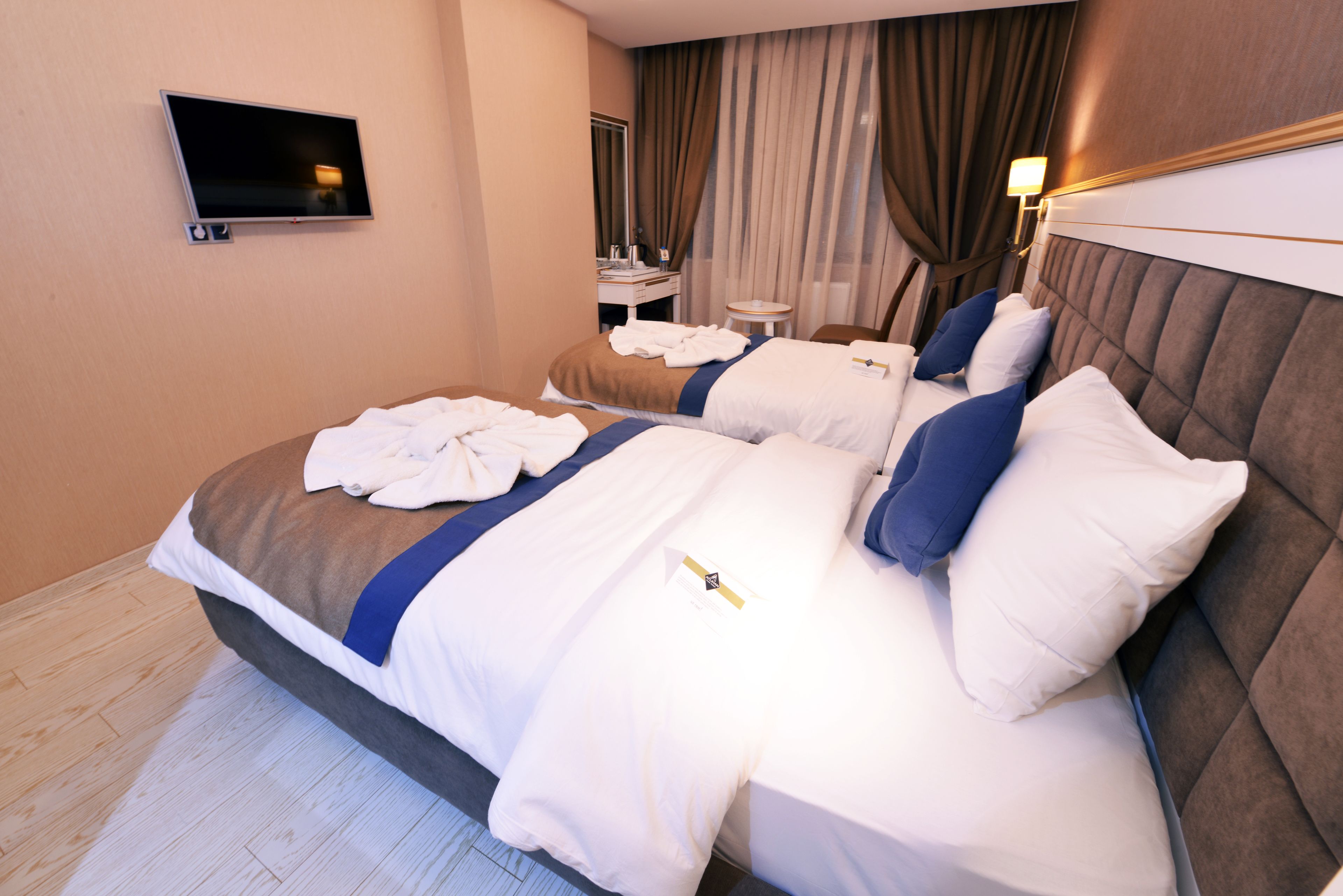 standard room | free minibar, in-room safe, desk, soundproofing