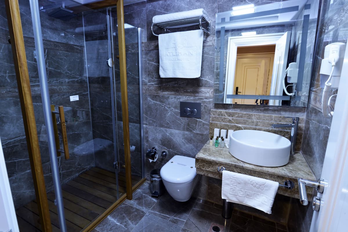 standard room | bathroom | free toiletries, hair dryer, slippers, towels