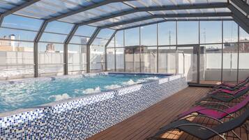 Alberca techada y camastros