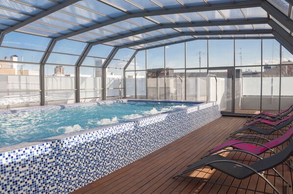 Indoor pool, pool loungers - Funway Academic Resort - Adults Only (Madrid)