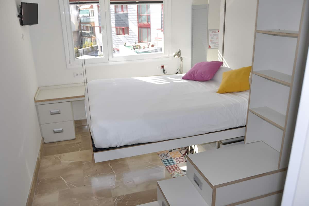 1 habitación, caja de seguridad en la habitación y escritorio