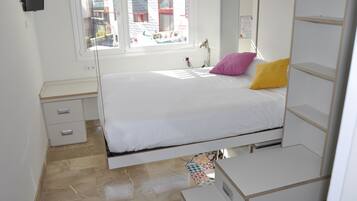 1 habitación, caja de seguridad en la habitación y escritorio